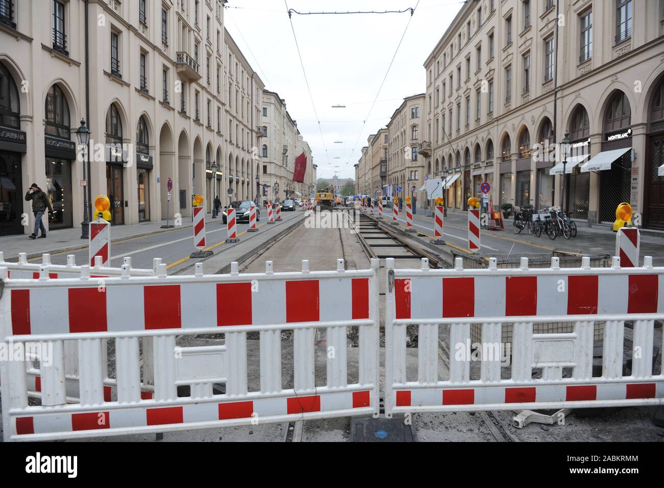 Lavori di costruzione per il rinnovo dei binari del tram in Maximilianstraße. [Traduzione automatizzata] Foto Stock