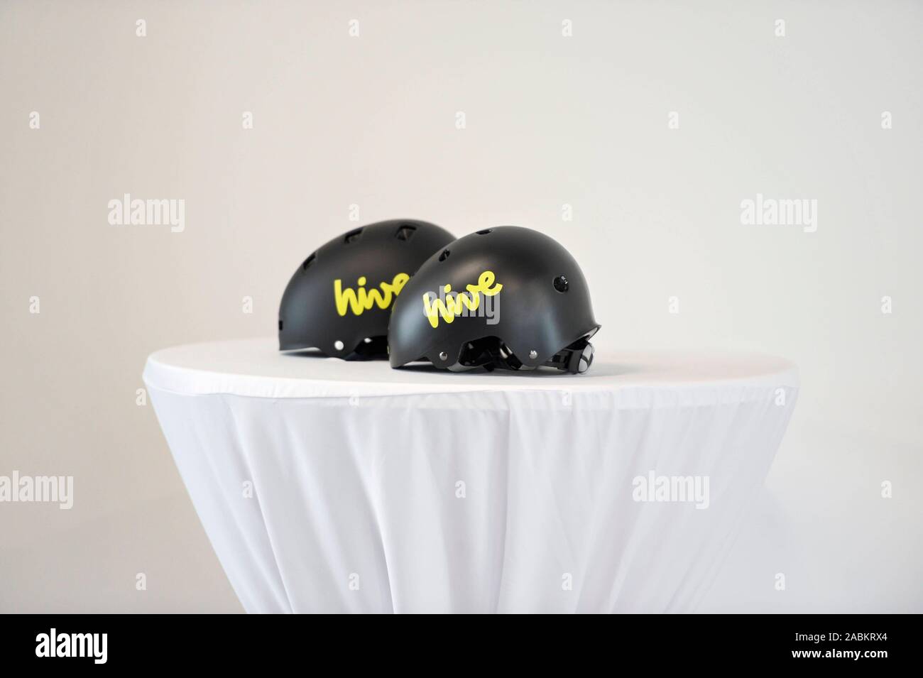 Test drive: anche prima del rilascio su tutto il territorio nazionale di e-scooter, probabilmente nel maggio, a Monaco di Baviera Schwabinger Tor distretto, l'e-kick scooter alveare provider (parte della mobilità di Joint Venture tra BMW e Daimler) lancerà il suo primo progetto pilota in Germania. Nella foto: due caschi con il logo di "alveare". [Traduzione automatizzata] Foto Stock