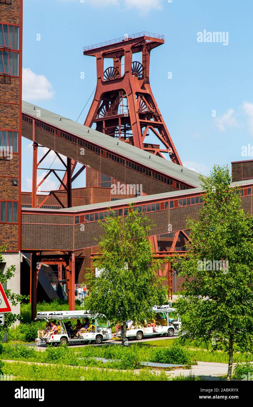 Zollverein colliery, un sito del patrimonio mondiale, di Essen, Zollverein XII buca, doppio telaio pit, viaggi di andata e ritorno con un elettrico mobile, Germania Foto Stock