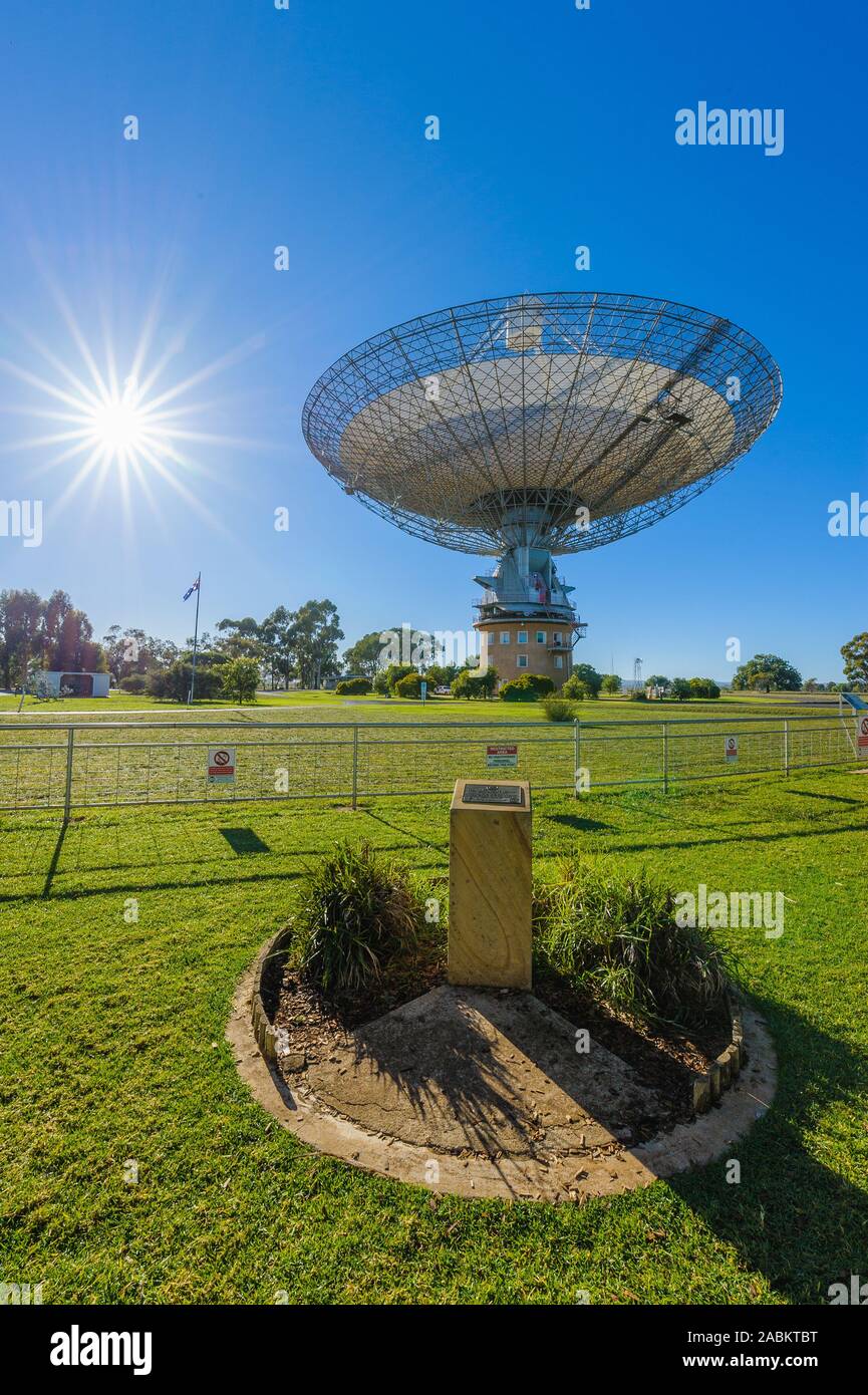 Parkes radio Telescope Observatory, cielo blu sunstar burst, verde, erboso, giardini e telescopio rivolto verso l'alto nel nuovo Galles del Sud, Australia. Foto Stock