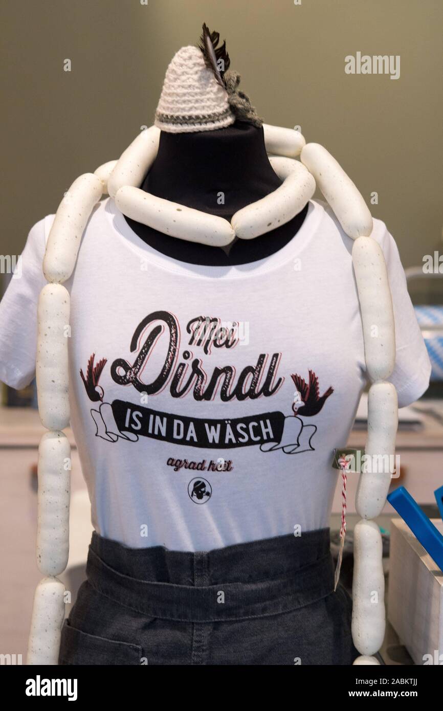 Negozio di souvenir al 'Obacht" a Monaco di Baviera al Viktualienmarkt. Nella foto una T-Shirt con la dicitura "ei Dirndl è in da Wäsch." [traduzione automatizzata] Foto Stock