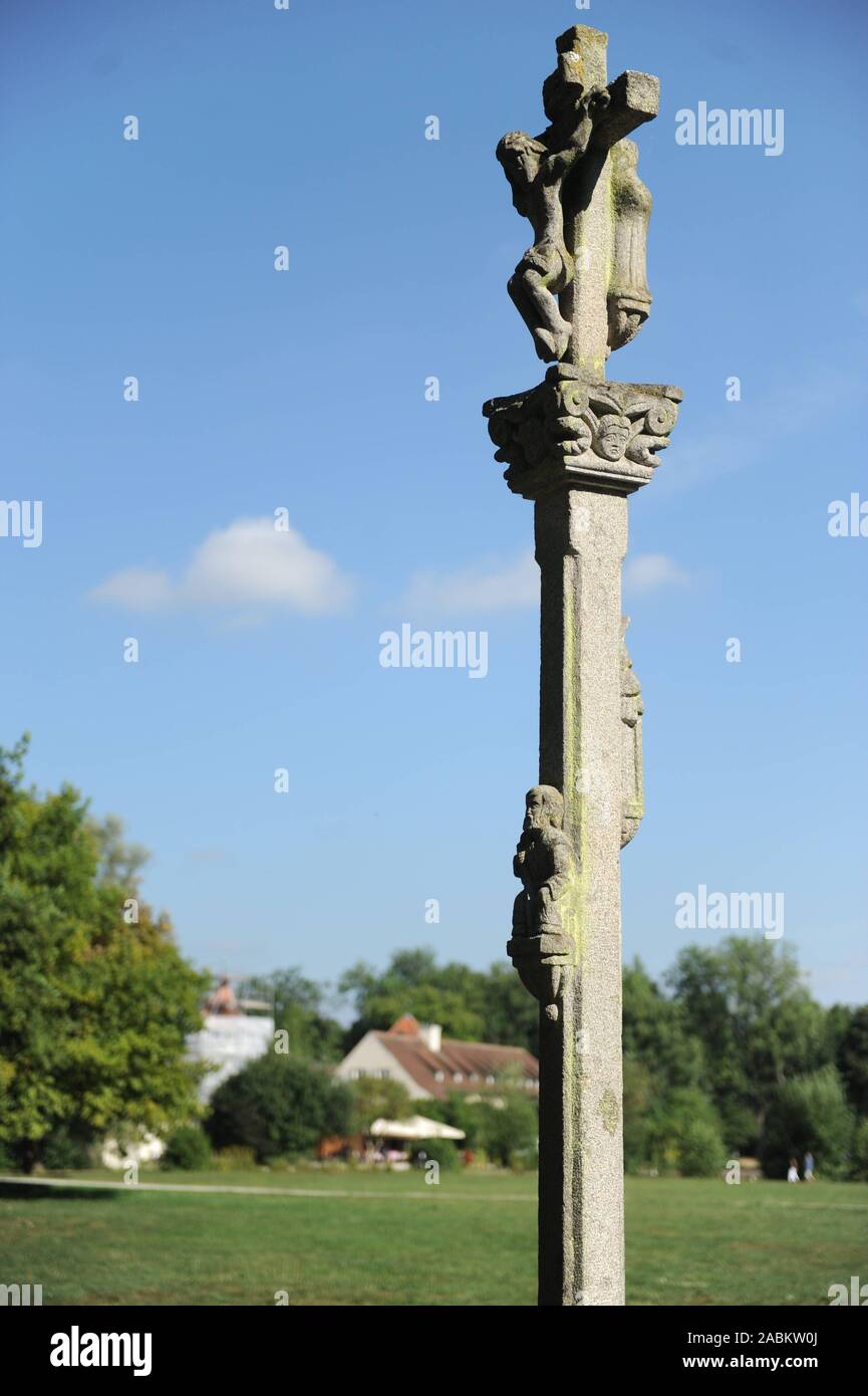 Celtic croce di pietra dalla Galizia spagnola nel parco del castello di Blutenburg. [Traduzione automatizzata] Foto Stock