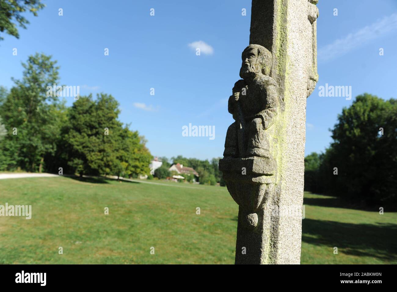 Celtic croce di pietra dalla Galizia spagnola nel parco del castello di Blutenburg. [Traduzione automatizzata] Foto Stock