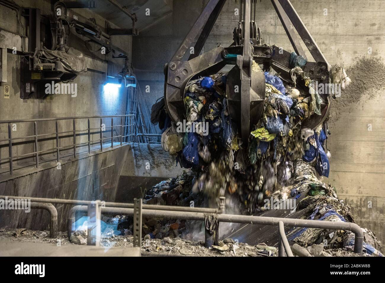 Lo smaltimento dei rifiuti residui dalla gestione dei rifiuti urbani azienda Monaco di Baviera (AWM). La consegna dei rifiuti. Nel bunker di rifiuti 1. Essa detiene 5.000 tonnellate di rifiuti a 100% della capacità. Il palio hanno ciascuno un diametro di apertura di 4,5 metri e tenere premuto un po' della quantità che un camion della spazzatura è completamente caricato. In questo enorme sala arriva la spazzatura che il camion della nettezza urbana di scarico. Il rifiuto viene poi portato al top con la gru, dove essa è oggetto di dumping nelle caldaie per impianti di incenerimento. [Traduzione automatizzata] Foto Stock
