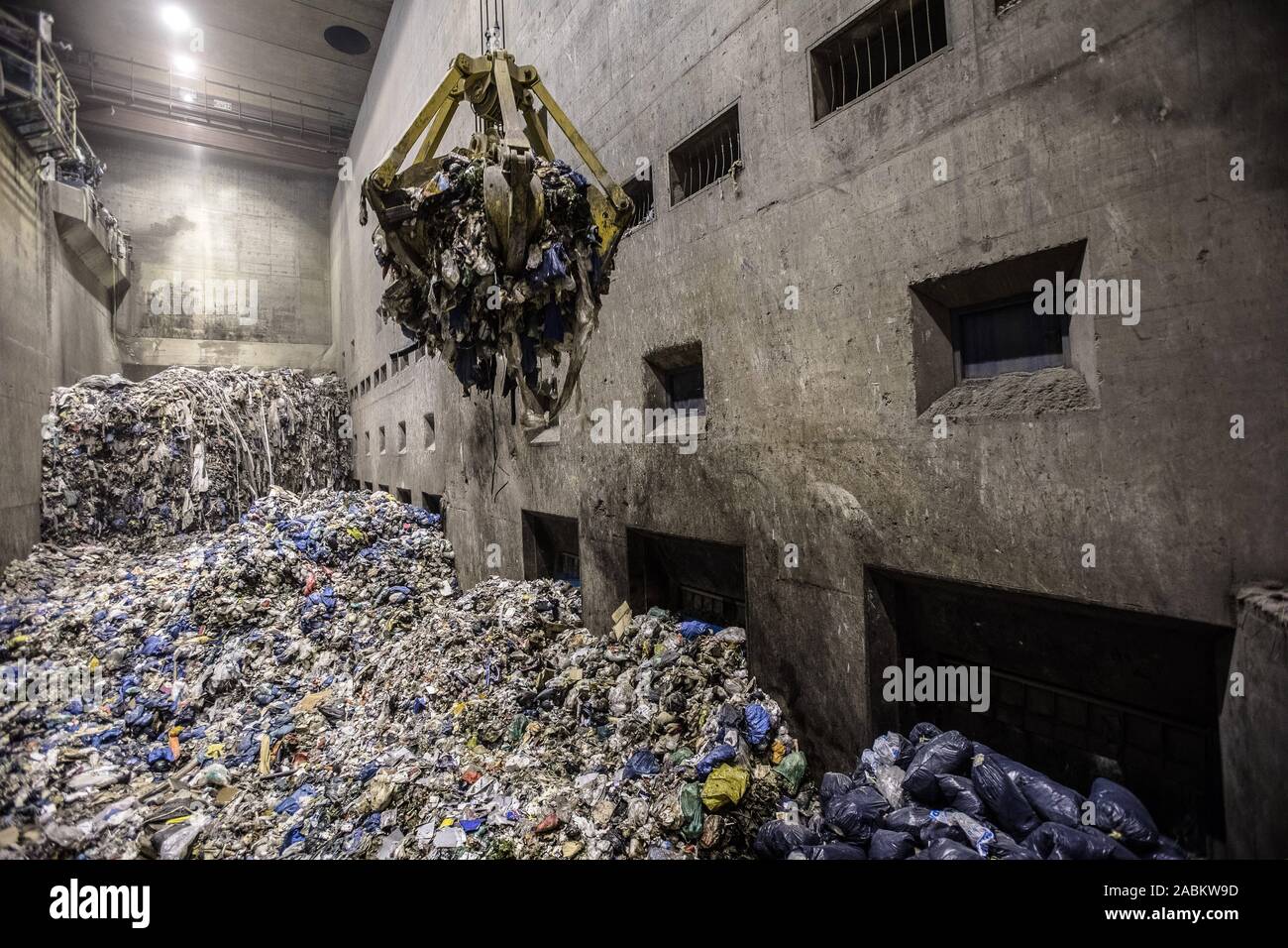 Lo smaltimento dei rifiuti residui dalla gestione dei rifiuti urbani azienda Monaco di Baviera (AWM). La consegna dei rifiuti. Nel bunker di rifiuti 1. Essa detiene 5.000 tonnellate di rifiuti a 100% della capacità. Il palio hanno ciascuno un diametro di apertura di 4,5 metri e tenere premuto un po' della quantità che un camion della spazzatura è completamente caricato. In questo enorme sala arriva la spazzatura che il camion della nettezza urbana di scarico. Il rifiuto viene poi portato al top con la gru, dove essa è oggetto di dumping nelle caldaie per impianti di incenerimento. [Traduzione automatizzata] Foto Stock