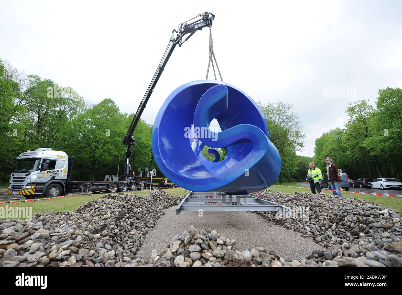 La spirale blu dall'artista Louis Constantin verrà ripristinato al suo posto in corrispondenza della zona di spigolo di Heinrich-Wieland-Strasse e Corinthstrasse in Neuperlach. [Traduzione automatizzata] Foto Stock