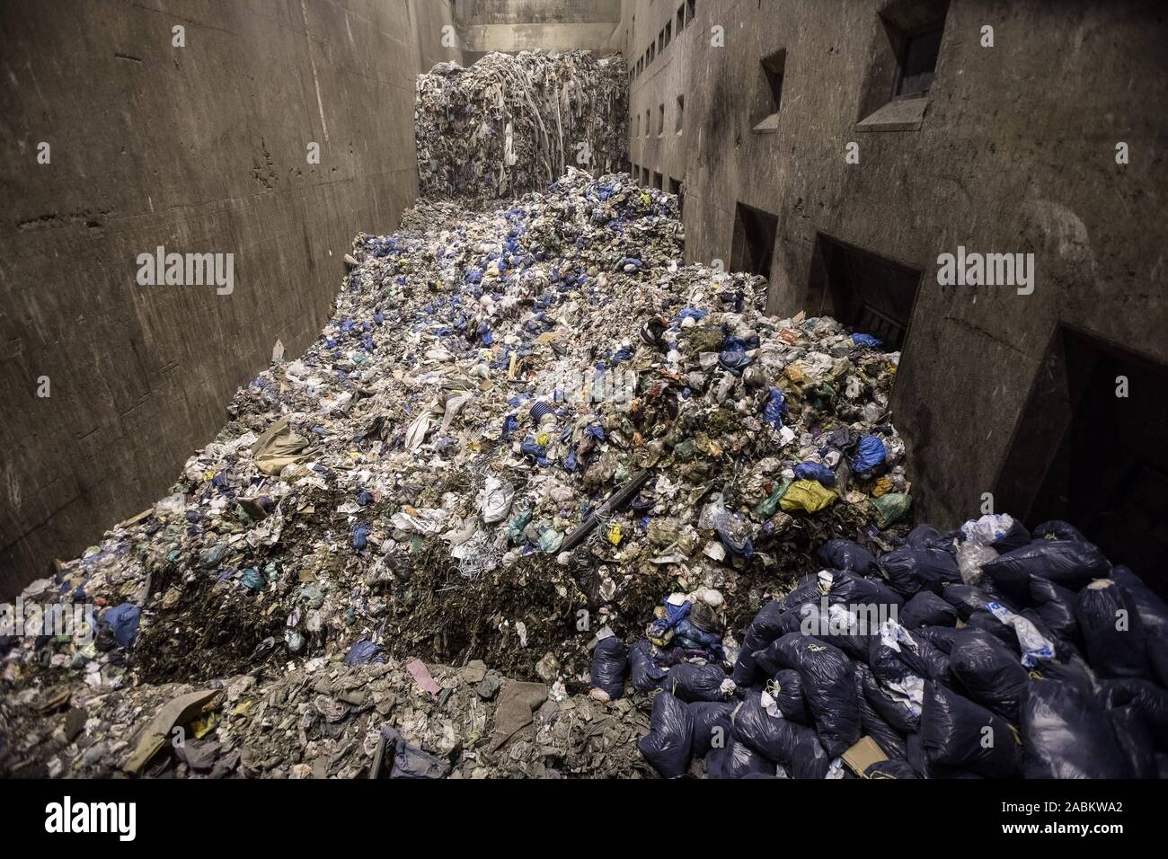 Lo smaltimento dei rifiuti residui dalla gestione dei rifiuti urbani azienda Monaco di Baviera (AWM). La consegna dei rifiuti. Nel bunker di rifiuti 1. Essa detiene 5.000 tonnellate di rifiuti a 100% della capacità. Il palio hanno ciascuno un diametro di apertura di 4,5 metri e tenere premuto un po' della quantità che un camion della spazzatura è completamente caricato. In questo enorme sala arriva la spazzatura che il camion della nettezza urbana di scarico. Il rifiuto viene poi portato al top con la gru, dove essa è oggetto di dumping nelle caldaie per impianti di incenerimento. [Traduzione automatizzata] Foto Stock