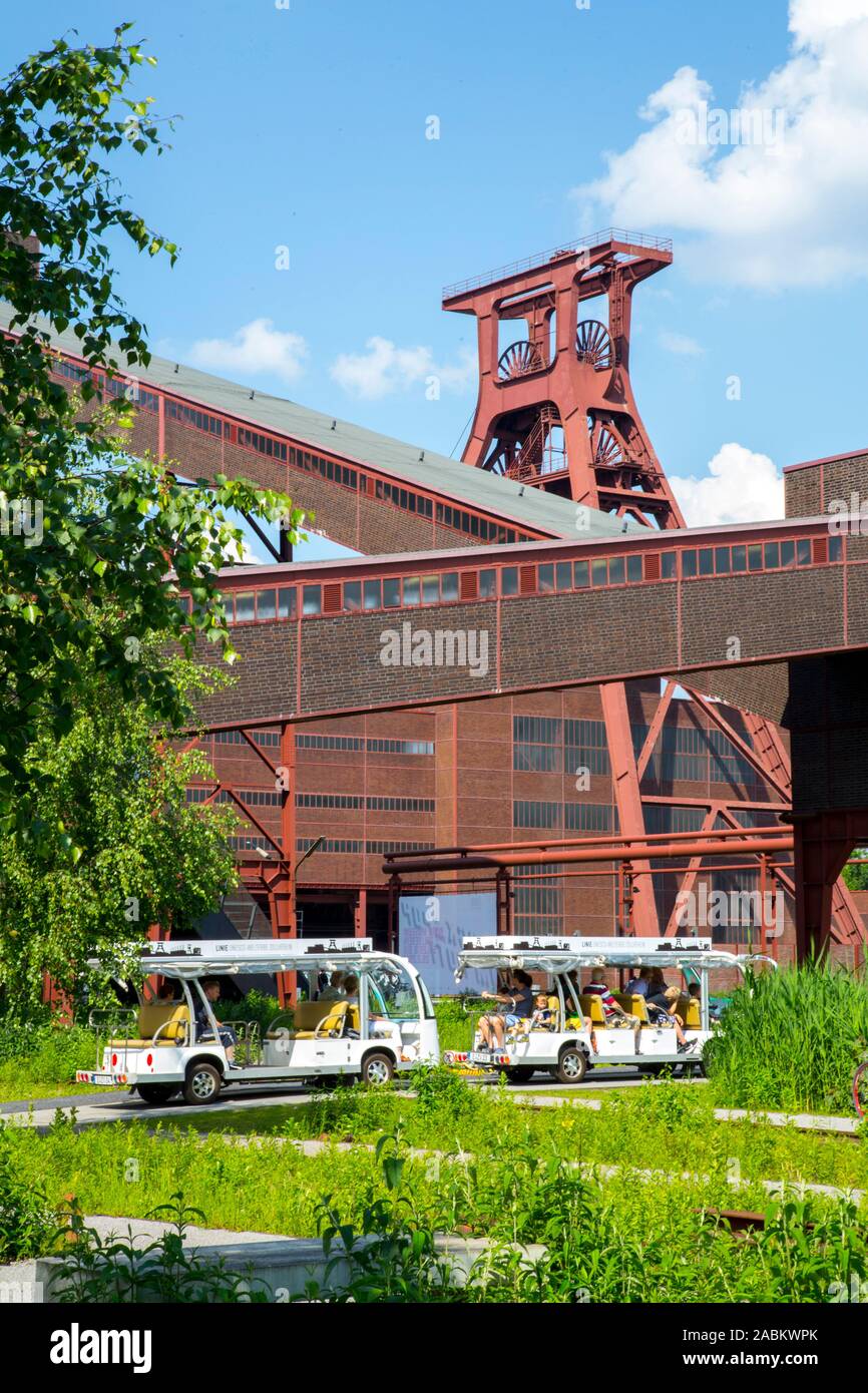 Zollverein colliery, un sito del patrimonio mondiale, di Essen, Zollverein XII buca, doppio telaio pit, viaggi di andata e ritorno con un elettrico mobile, Germania Foto Stock
