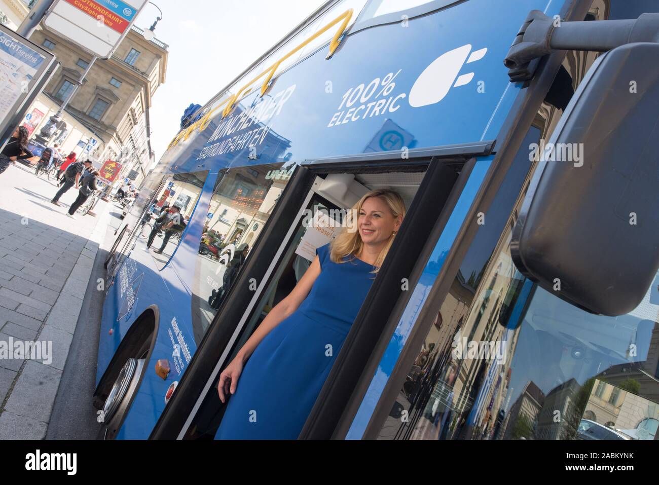 Monaco di Baviera è responsabile ambientale Stephanie Jacobs e Autobus Bayern GmbH presente il primo monaco di baviera E-Seightseeing Bus che è stato sovvenzionato dal Ministero dell Ambiente con 200.000 euro. [Traduzione automatizzata] Foto Stock