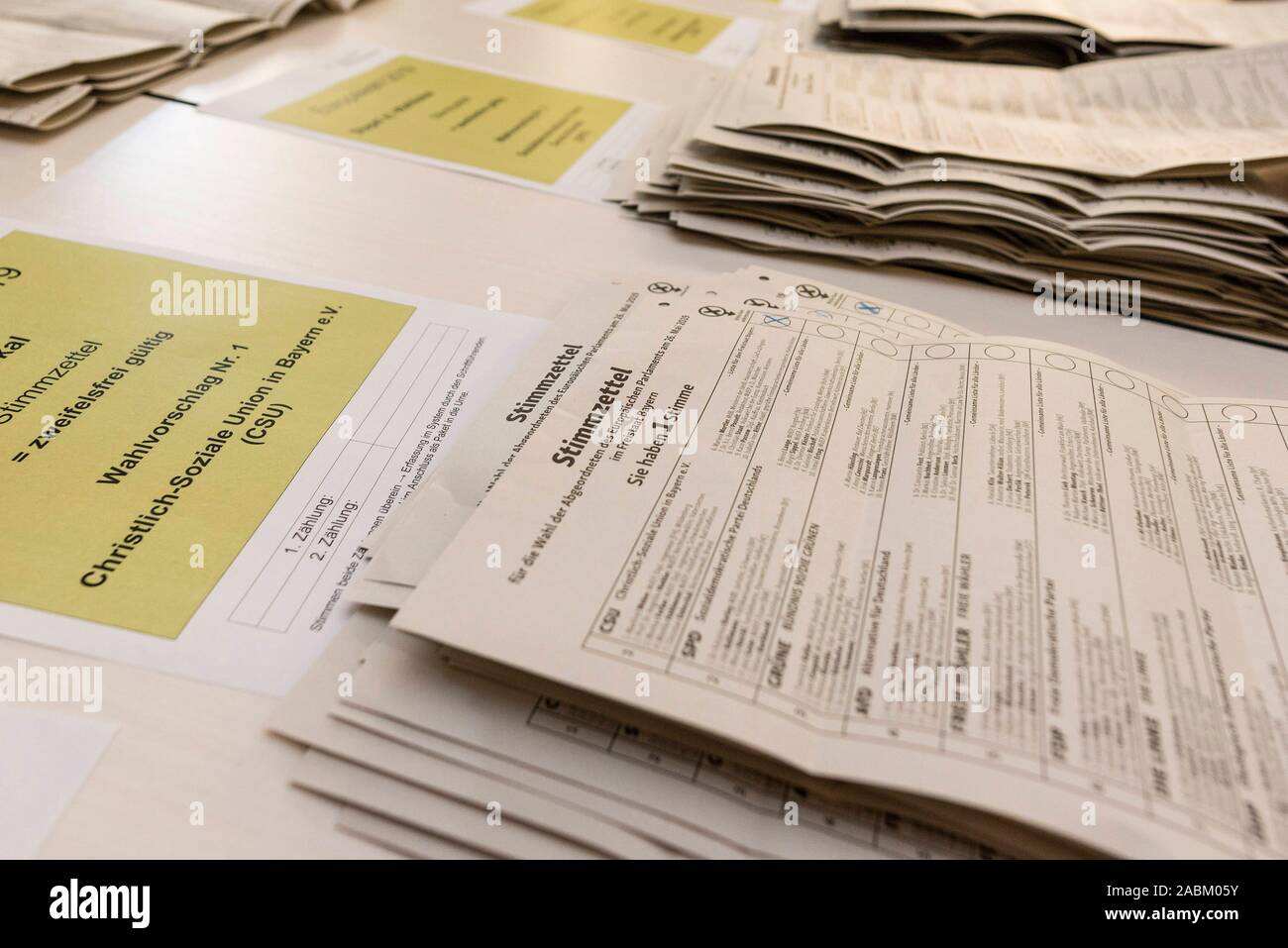Elezione dei lavoratori al 211 circoscrizione stazione di polling a Monaco di Baviera il Domenica, 26 maggio 2019 fuori di conteggio dei voti per le elezioni europee. [Traduzione automatizzata] Foto Stock