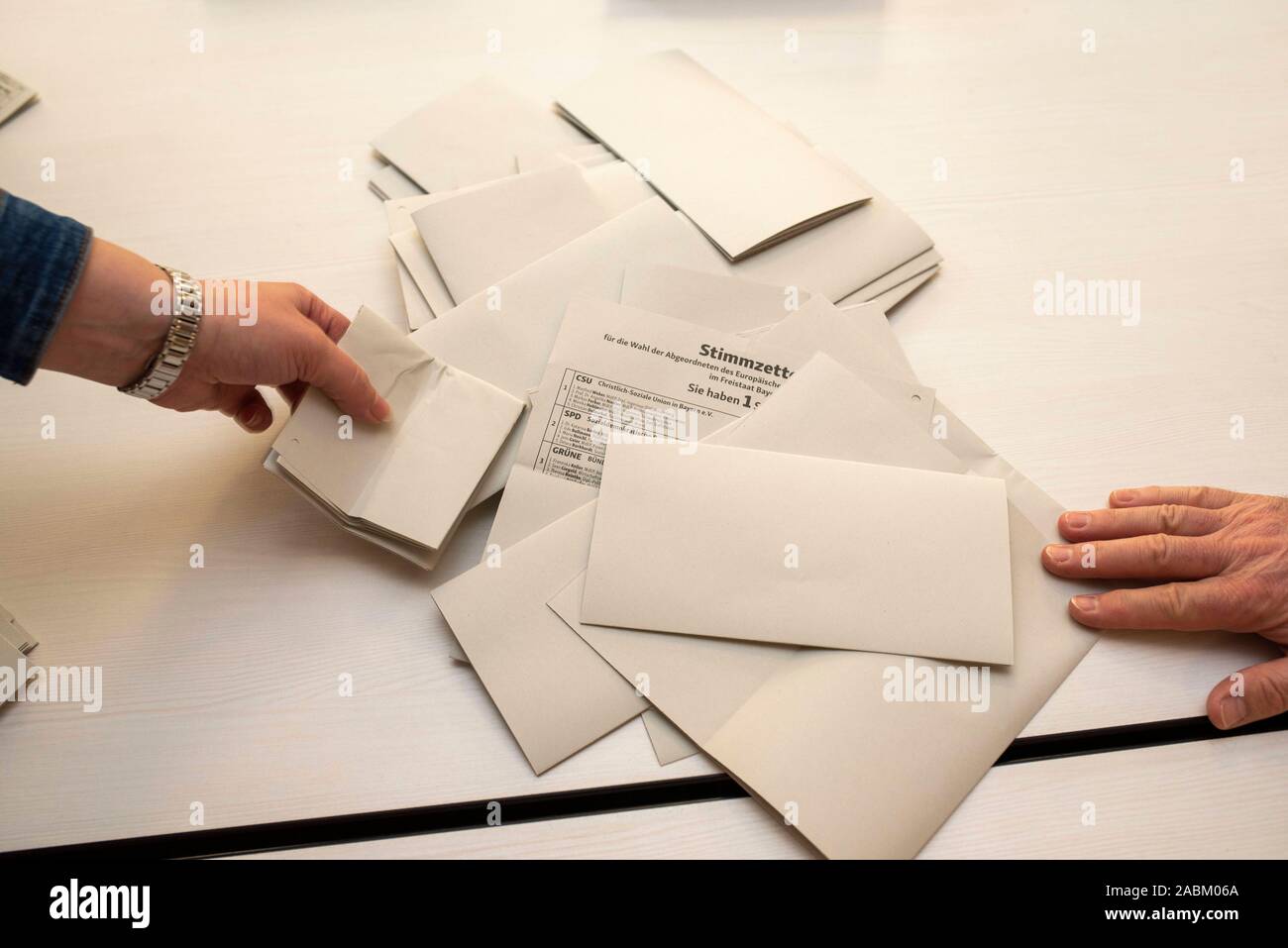 Elezione dei lavoratori al 211 circoscrizione stazione di polling a Monaco di Baviera il Domenica, 26 maggio 2019 fuori di conteggio dei voti per le elezioni europee. [Traduzione automatizzata] Foto Stock