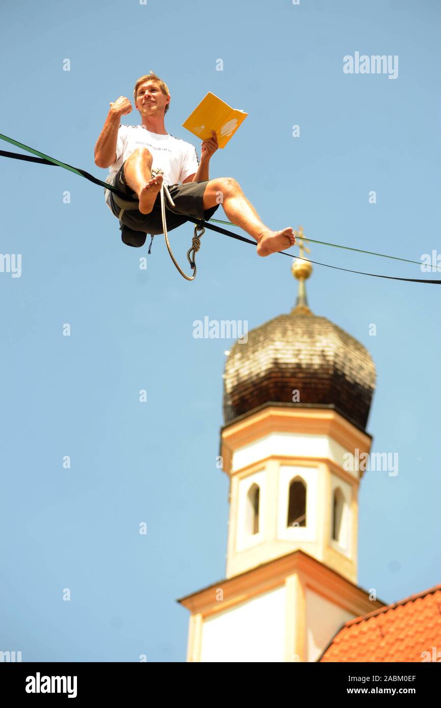 Slackline detentore del record mondiale di Lukas Irmler saldi con prenota presso i cinque giorni di festival di letteratura "White Ravens il Festival della Gioventù Internazionale libreria sul cortile di Schloss Blutenburg. [Traduzione automatizzata] Foto Stock