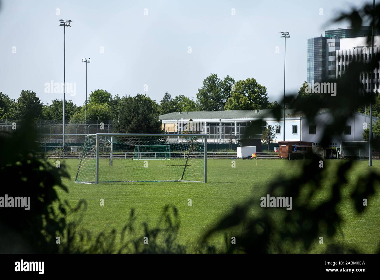 District impianto sportivo all'angolo di Fischer-von-Erlach-Straße / Agnes-Bernauer-Straße in Laim. [Traduzione automatizzata] Foto Stock