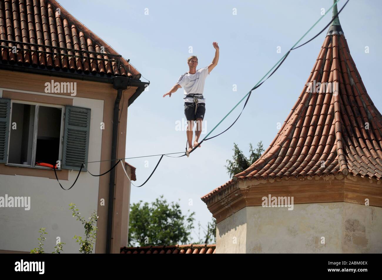 Slackline detentore del record mondiale di Lukas Irmler saldi con prenota presso i cinque giorni di festival di letteratura "White Ravens il Festival della Gioventù Internazionale libreria sul cortile di Schloss Blutenburg. [Traduzione automatizzata] Foto Stock