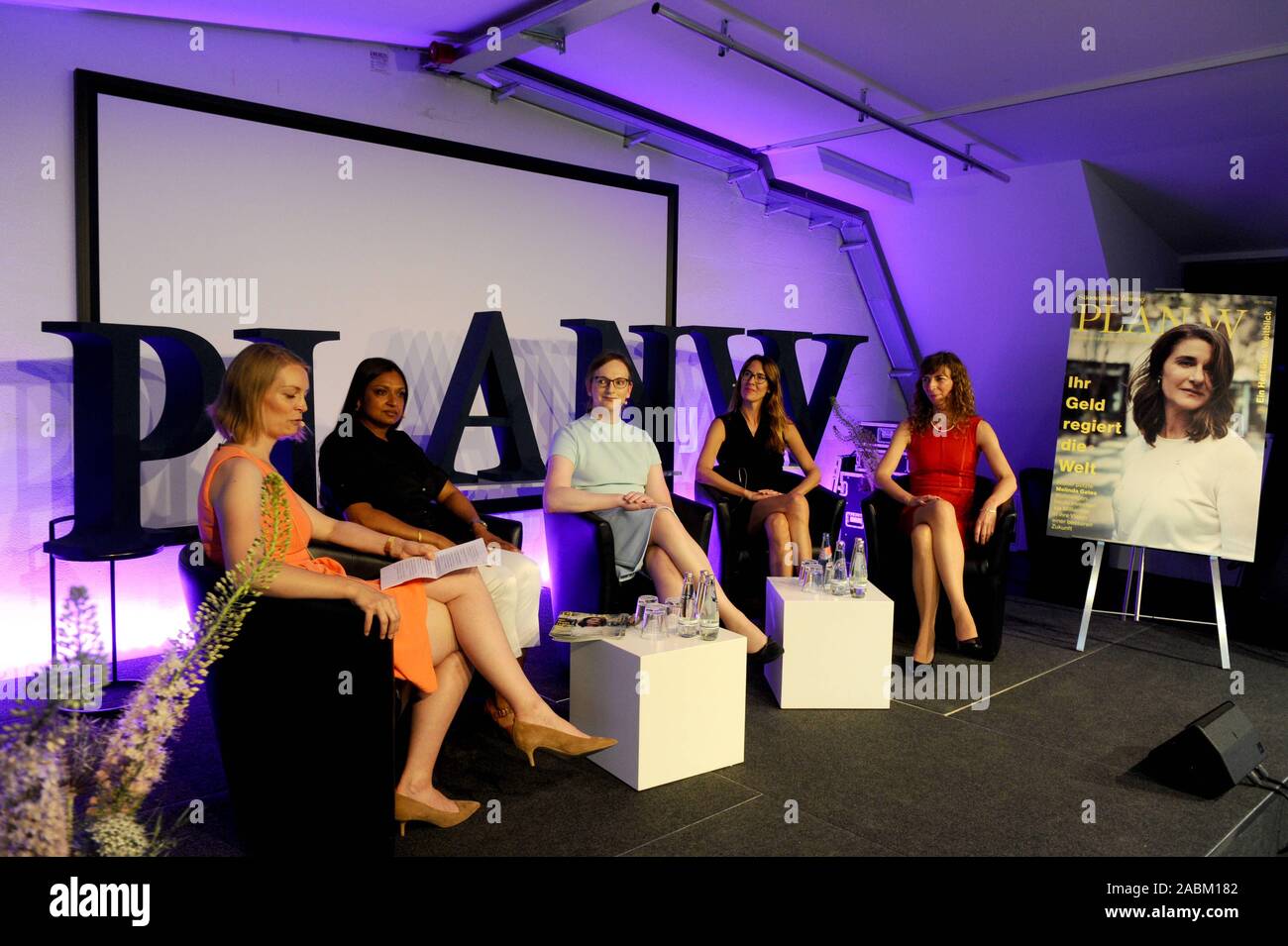 Da sinistra a destra: Kathrin Werner (moderatore), Urmi Richardson, Sarah Ungar, Anna Sophie Herken e Reinhild Fürstenberg discutere del piano-W Congresso (Pannello 6: Come utilizzare la mia azienda) in fabbrica Görlitzer Park a Berlino. [Traduzione automatizzata] Foto Stock