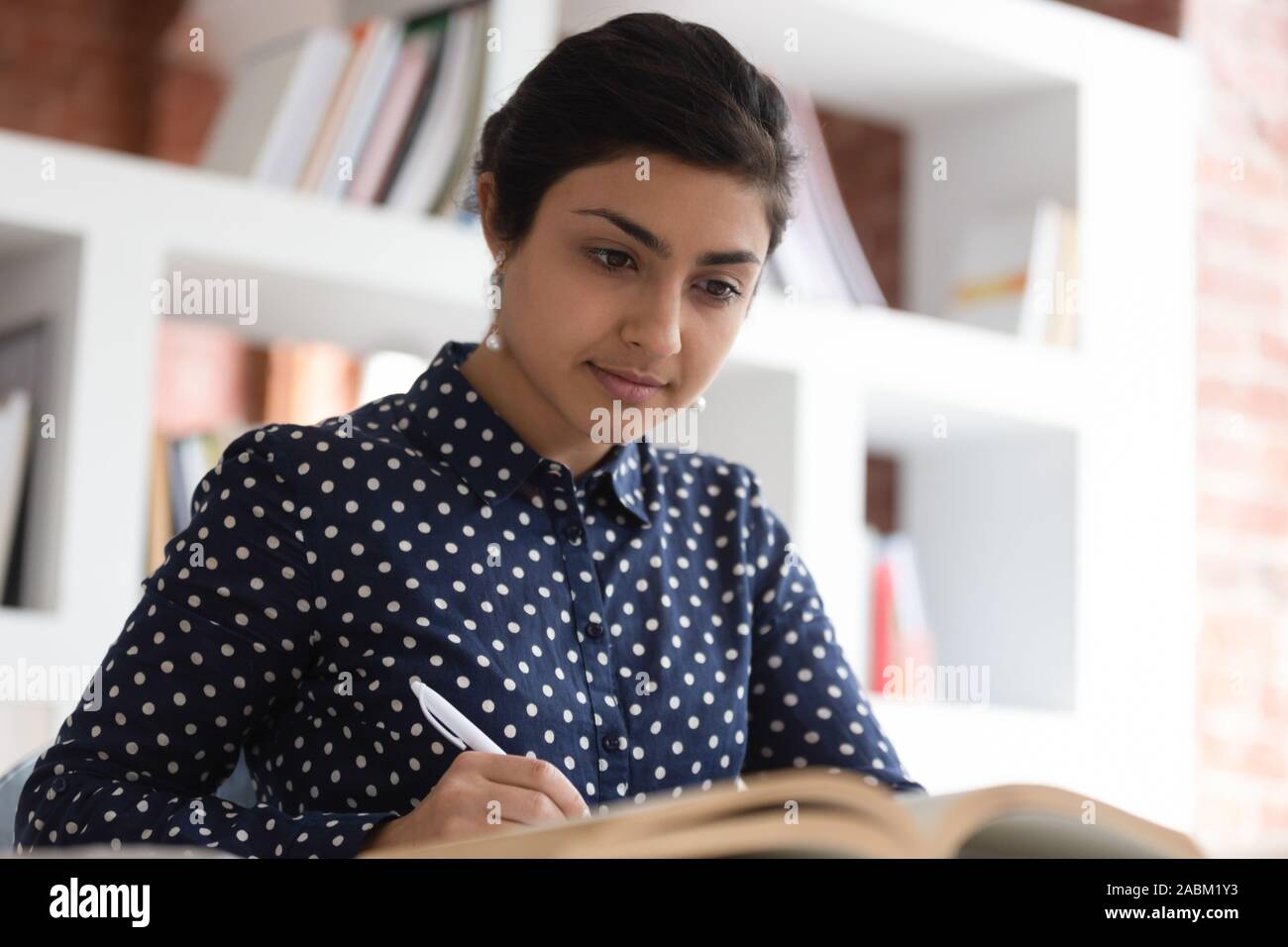 Close up concentrata indian studentessa la preparazione per gli esami. Foto Stock
