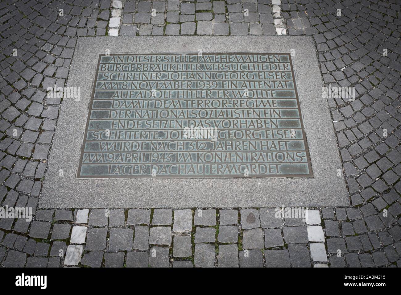 Targa commemorativa per Georg Elser tra la Gema edificio e Gasteig sulla Rosenheimer Straße. La Bürgerbräukeller, dove Elser il tentato omicidio di Hitler è fallito nel 1939, usato per essere si trova qui. [Traduzione automatizzata] Foto Stock