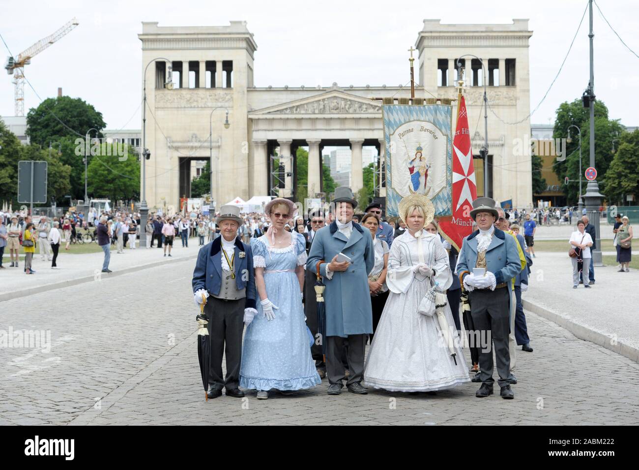 Processione del Corpus Domini 2019 da Marienplatz via Brienner Strasse per la Königsplatz. Il Corpus Domini, la festa del Corpo e del Sangue di Cristo, i cattolici di mostrare pubblicamente la loro fede nella presenza di Cristo nel sacramento dell Eucaristia. Essi portano il Santissimo Sacramento, a Cristo nella forma di un'ostia consacrata in una allestita visualizza vaso, un ostensorio, attraverso le strade e pregare presso numerosi altari per la benedizione di Dio. [Traduzione automatizzata] Foto Stock