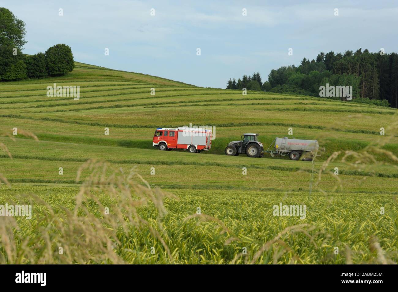 Volontario vigili del fuoco di Nonnberg nel distretto di Altötting. Perché i vigili del fuoco non ha alcun vigili del fuoco, gli agricoltori dalla zona circostante aiuto in caso di emergenza con i barili di olio, che vengono poi riempite con acqua. [Traduzione automatizzata] Foto Stock