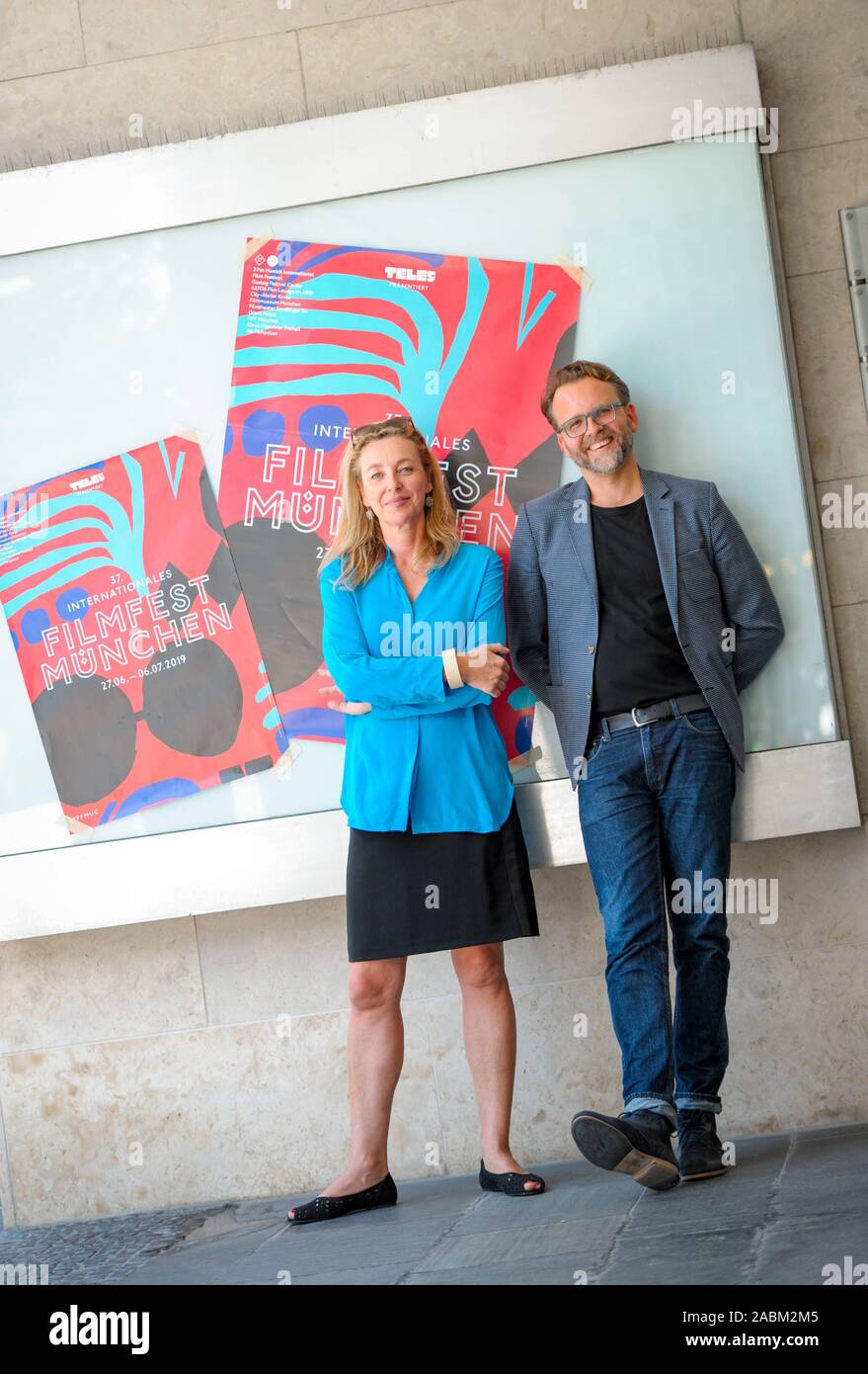Il direttore del Monaco Film Festival, Diana Iljine, e il direttore artistico Christoph Gröner, con il poster della trentasettesima Monaco Film Festival. [Traduzione automatizzata] Foto Stock
