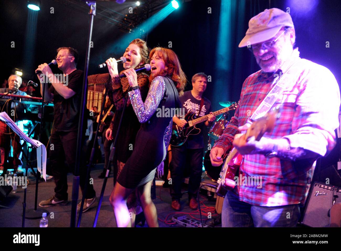 Prestazioni della banda di editor 'deadline' del Süddeutsche Zeitung nel mondo Salon presso il Tollwood Winter Festival. [Traduzione automatizzata] Foto Stock