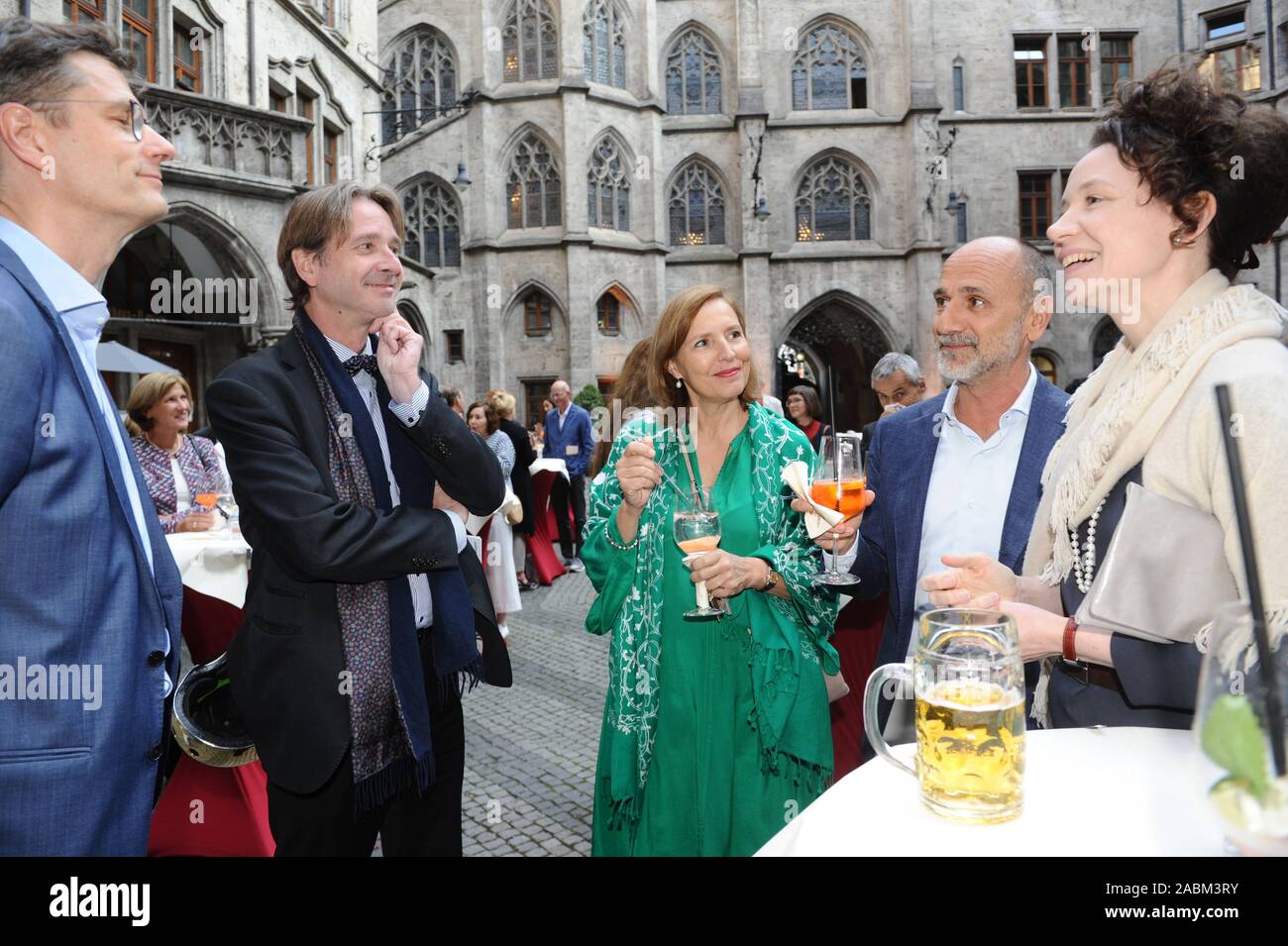 In estate la ricezione del Sindaco della città di Monaco di Baviera per personaggi del mondo della cultura, arte e scienza in Rathaushof: Arne Ackermann (Monaco Biblioteca della città), Bernhard Maaz (Stato Bavarese raccolte di pittura), Tanja Graf (Literaturhaus di Monaco di Baviera) e Christoph Kurzeder (Direttore Diözesanmuseum Freising) nella foto (da sinistra a destra). [Traduzione automatizzata] Foto Stock