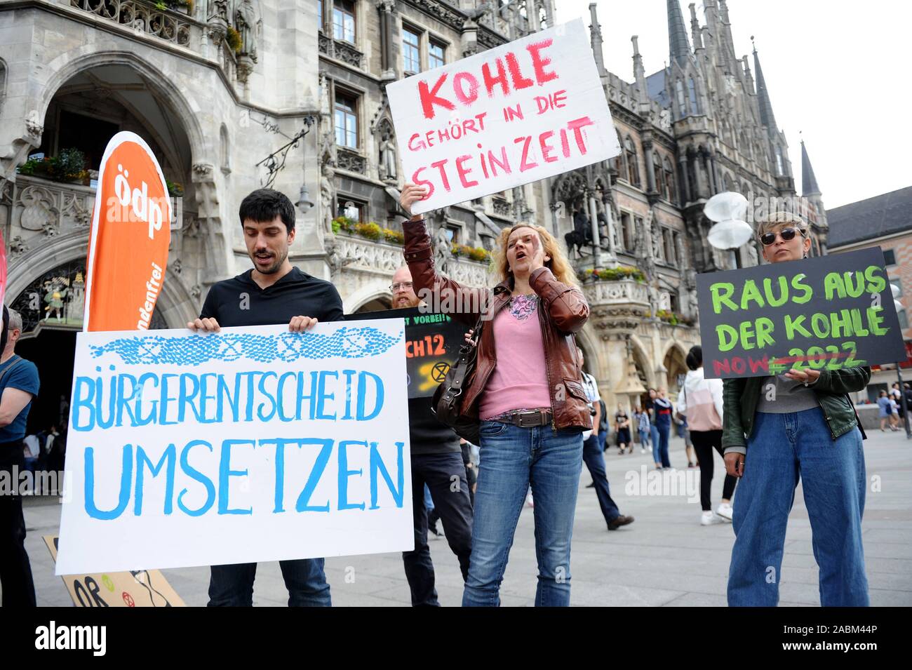 La protezione del clima attivisti del 'estinzione Rebellion' gruppo stanno protestando contro la città del piano per consentire il disco centrale a carbone unità del Munich-North impianto di cogenerazione di energia termica ed elettrica di continuare a funzionare dopo il 2022 con una catena protesta di fronte al Munich City Hall. Questo significherebbe che i responsabili significherebbe ignorare i cittadini di successo' decisione di ritirarsi dall'industria carboniera prematuramente. [Traduzione automatizzata] Foto Stock