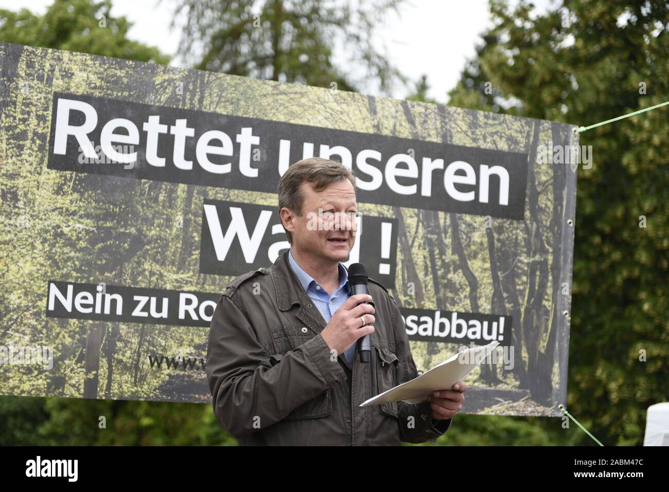 Con una dimostrazione, l'iniziativa dei cittadini " Wald Neuried erhalten' vuole impostare un esempio contro ulteriori ghiaia mineraria nella Forst Kasten comunali Heiliggeistspital Foundation. Nell'immagine Christian Hierneis, membro del parlamento di stato, parla del Bündnis 90/Die Grünen. [Traduzione automatizzata] Foto Stock