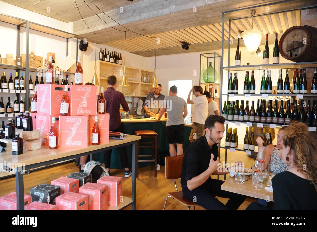 Gli ospiti del wine bar "Zero" di dosaggio a Augustenstraße 25 in Maxvorstadt. [Traduzione automatizzata] Foto Stock