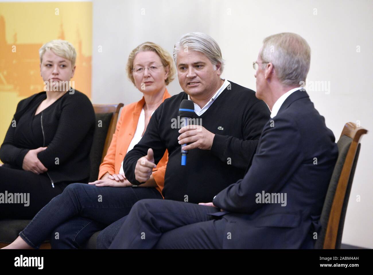 Evento di discussione al Munich City Hall sul tema del "diritto-ala il terrore e il fallimento dello Stato' nel primo anniversario della pronunzia della sentenza nella causa NSU. La foto mostra il dei relatori da sinistra: Caro Keller (NSU-watch), Annette Ramelsberger (Süddeutsche Zeitung), Mehmet Daimagüler (rappresentante nella NSU prova) e Clemens Binninger (ex presidente del NSU comitato investigativo nel Bundestag tedesco). [Traduzione automatizzata] Foto Stock