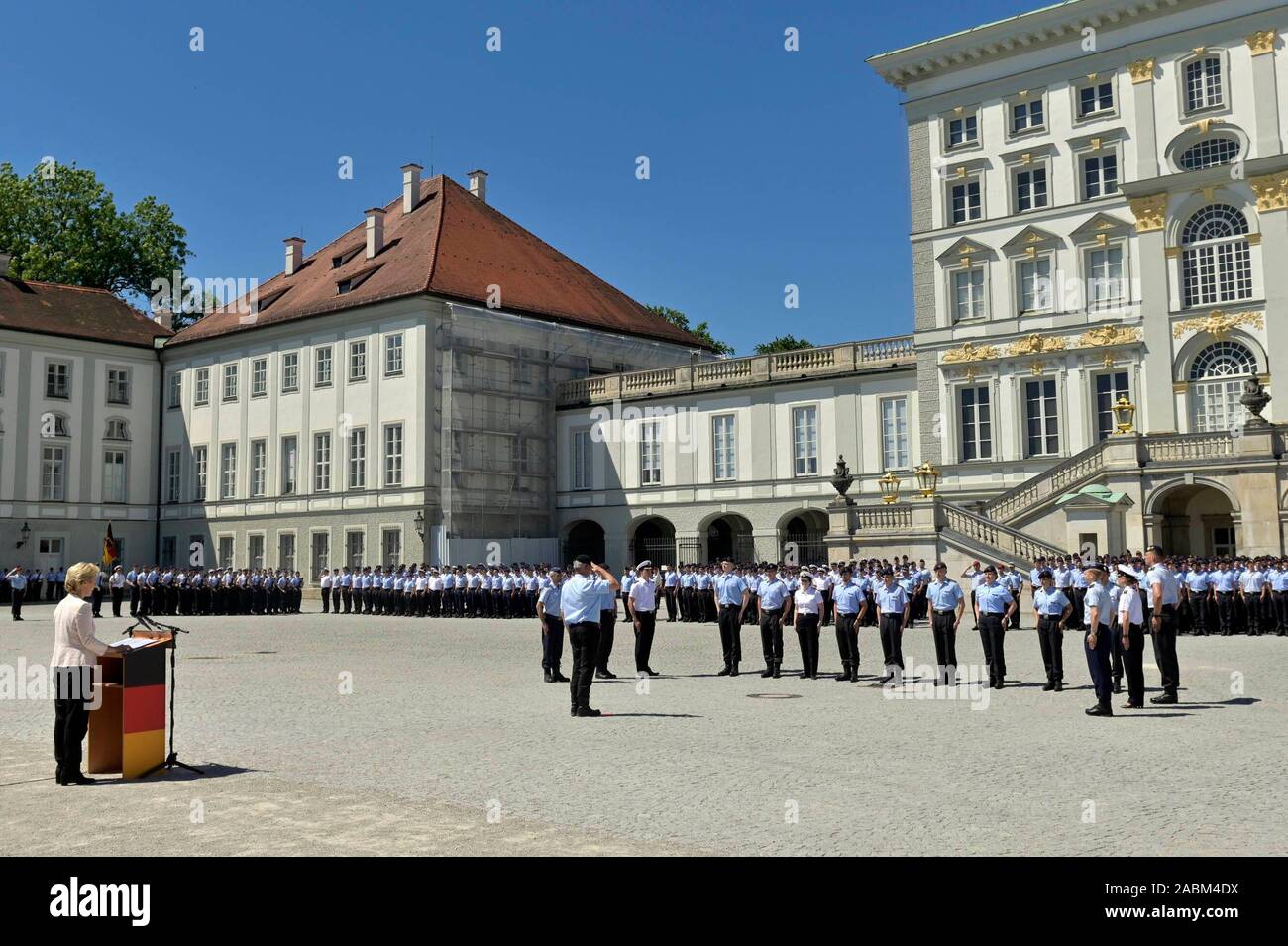 Promozione di festa appello per gli aspiranti ufficiali della Università delle Forze armate federali federali con il Ministro della Difesa, Ursula von der Leyen (l) nel cortile del castello di Nymphenburg. [Traduzione automatizzata] Foto Stock