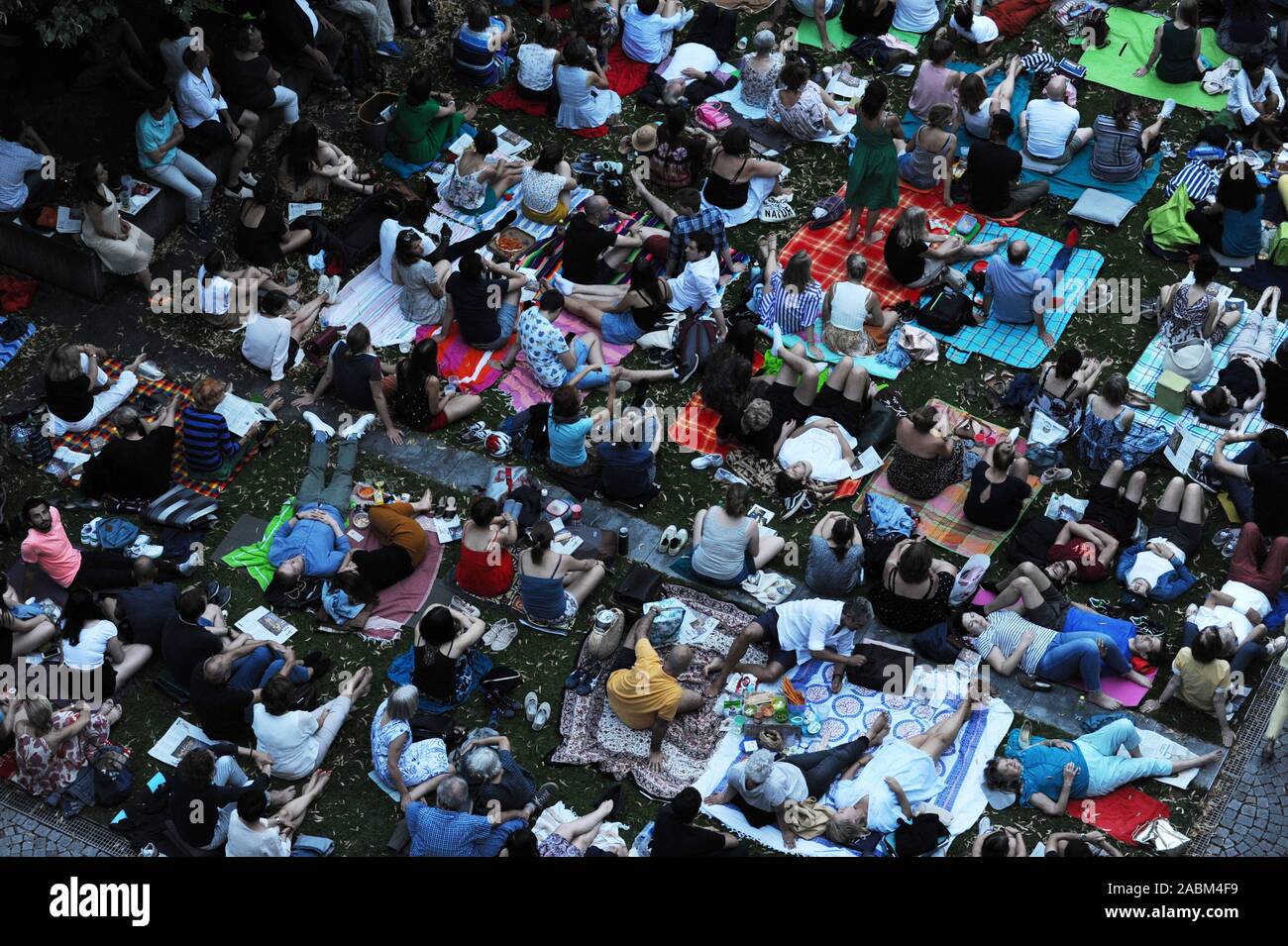 'Opera per tutti" a Monaco di Baviera Marstallplatz: più di diecimila visitatori ascoltare il concerto ad un festival con la Bavarian State Orchestra diretta dal direttore musicale Kiril Petrenko e due solisti Golda Schulz e Thomas Hampson. Opere provenienti da vari musical di Broadway sarà eseguita. [Traduzione automatizzata] Foto Stock