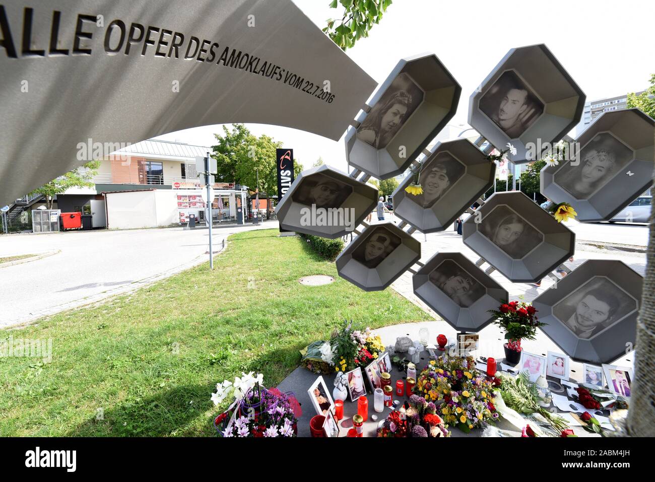 Ora memoriale per le vittime dell attentato contro la Olympic Shopping Center (OEZ) in occasione del terzo anniversario dell' assassinio il 22 luglio 2016. Signore Sindaco Dieter Reiter e Moosach Comitato Distrettuale presidente Wolfgang Kuhn hanno deposto corone al memorial "Für Euch' in Hanauer Strasse in nome della città. [Traduzione automatizzata] Foto Stock