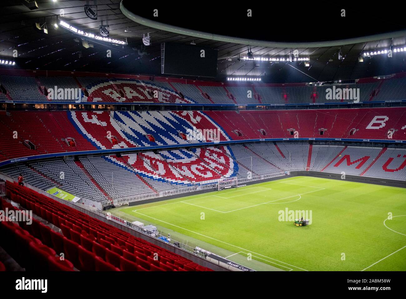 Impressione dalla Allianz Arena di Monaco di Baviera dopo la fine della prima giornata della Audi Cup 2019. Dopo la sera corrispondono i preparativi per la prossima partita già iniziare a. La foto mostra la greenkeepers al lavoro. [Traduzione automatizzata] Foto Stock