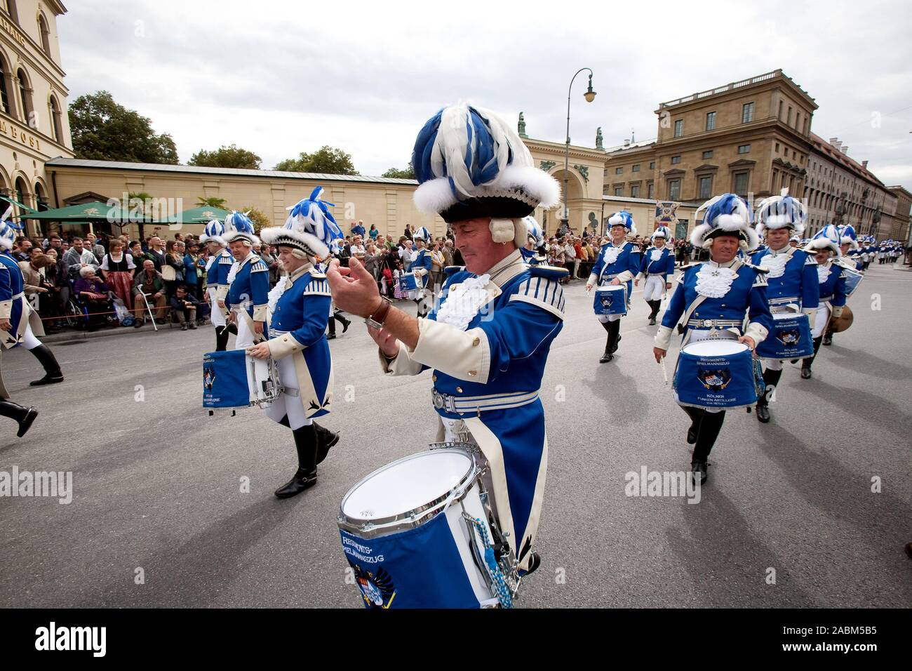 Regimentsspielmannszug der Kölner Blauen Funken sull'Odeonsplatz al Trachten- e Schützenzug sul primo Wiesnsonntag 2014. [Traduzione automatizzata] Foto Stock