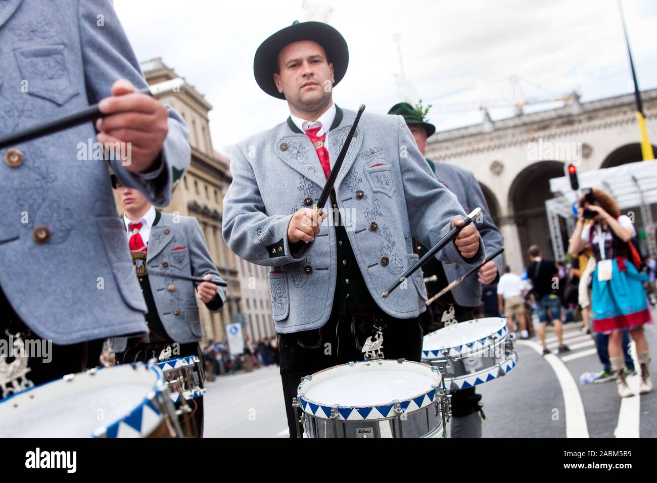 Il gruppo tamburo Aubing al Trachten- und Schützenverein sul primo Wiesnsunday 2014. [Traduzione automatizzata] Foto Stock