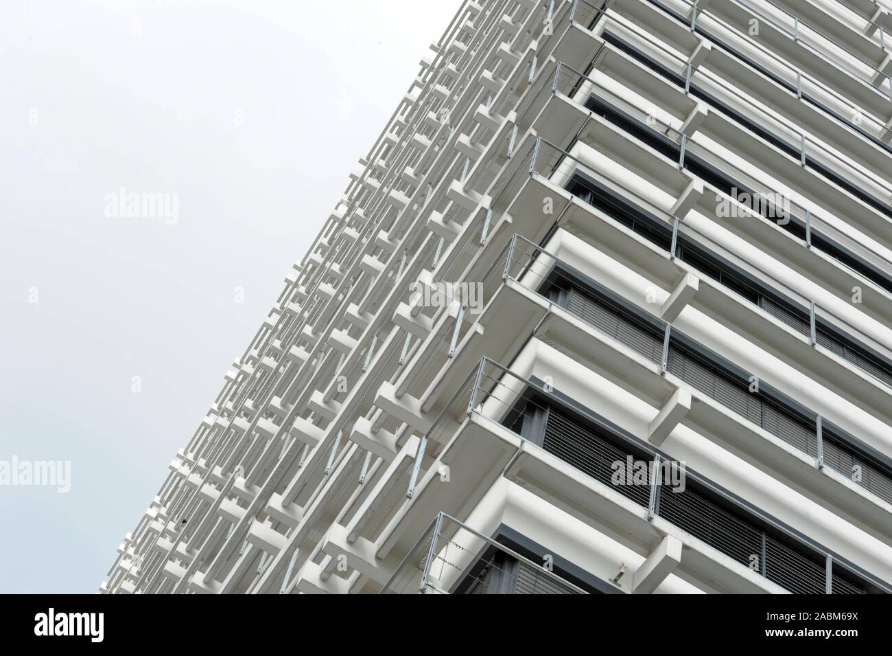 Casa fronti di blocchi di appartamenti fotografato dal basso nel Villaggio Olimpico di Monaco di Baviera. [Traduzione automatizzata] Foto Stock