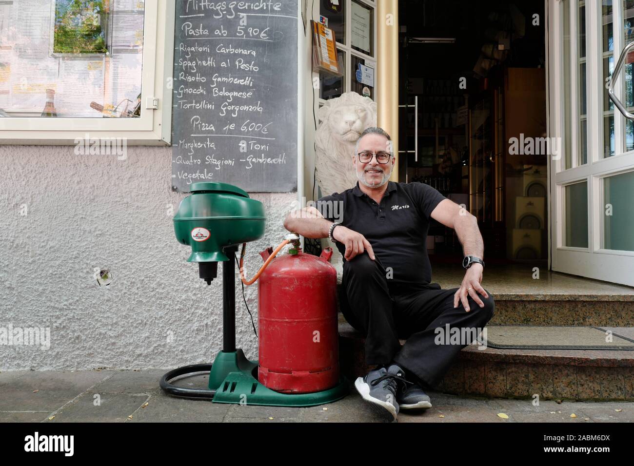 Mario Arbia, proprietario del ristorante italiano "La Gondola' in Dießen am  Ammersee, ha acquistato un dispositivo che attira le zanzare dal profumo  artificiale in una trappola. [Traduzione automatizzata] Foto stock - Alamy