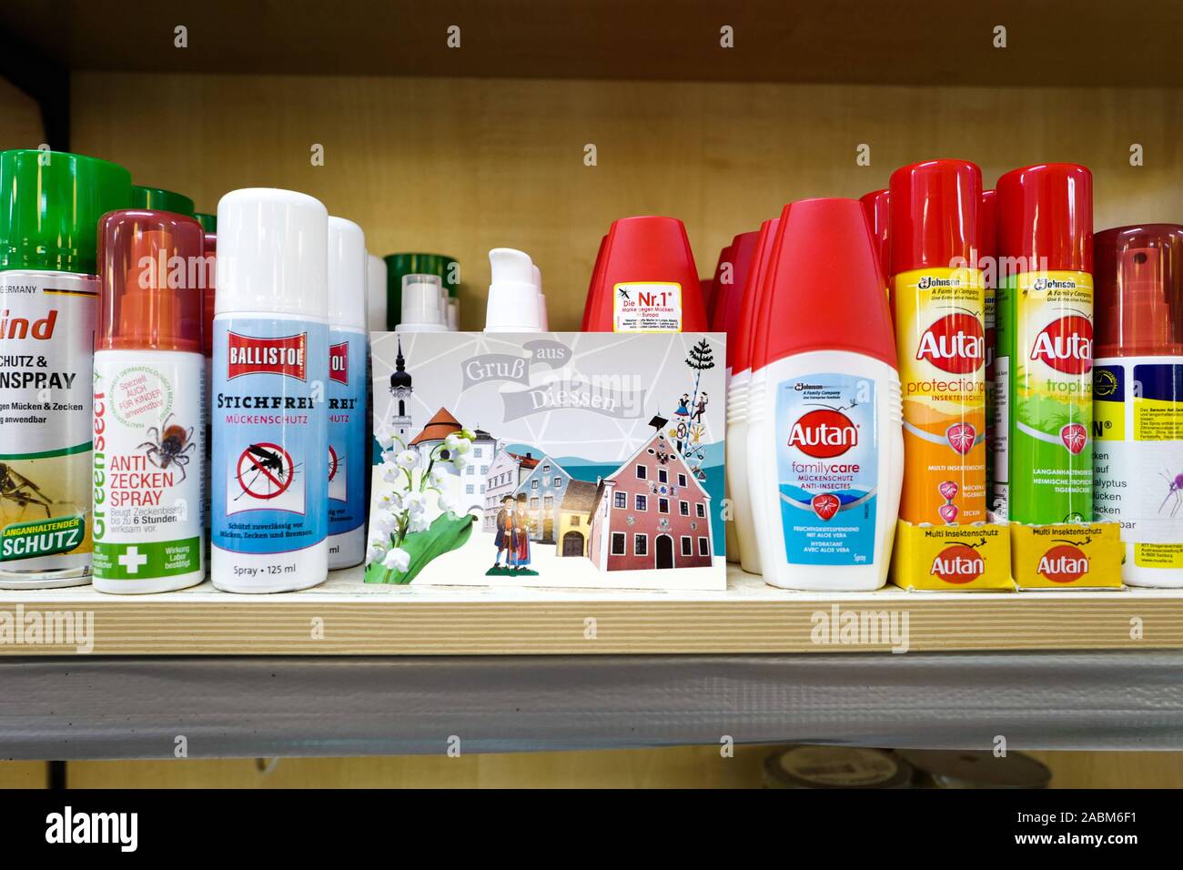 All'Loh farmacia in Dießen am Ammersee, Loh famiglia ha una vasta gamma di repellenti per zanzare spray. [Traduzione automatizzata] Foto Stock