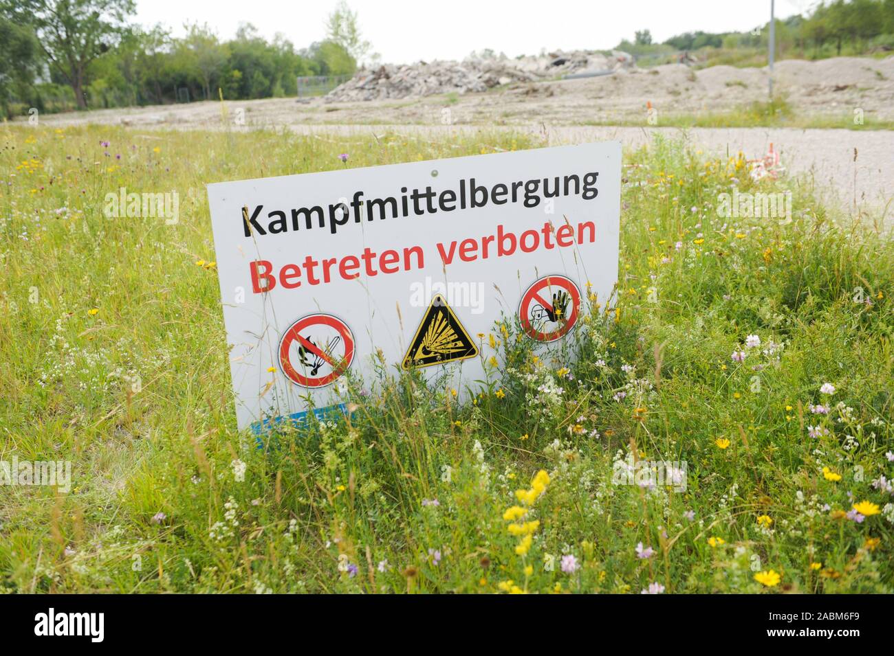 Demunitioning nel Fröttmaninger Heide. Simboli di avvertenza indicano il pericolo di vita quando si lascia i percorsi. [Traduzione automatizzata] Foto Stock