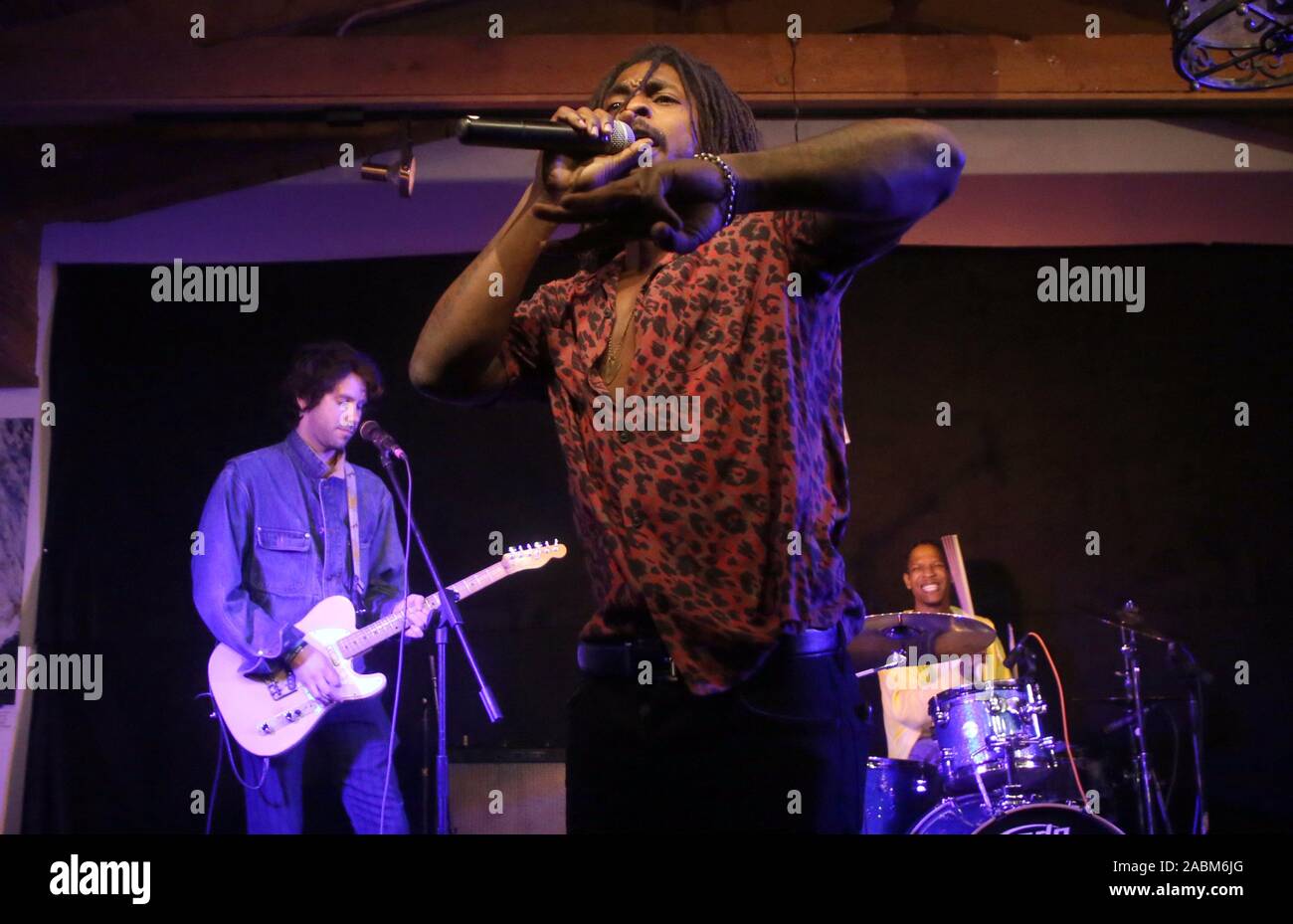 MALIBU, CA - 27 novembre: Shwayze, a Shwayze Casa per le vacanze Live dal Malibu a Casa Escobar in Malibu, la California il 27 novembre 2019. Credit Faye Sadou/MediaPunch Foto Stock