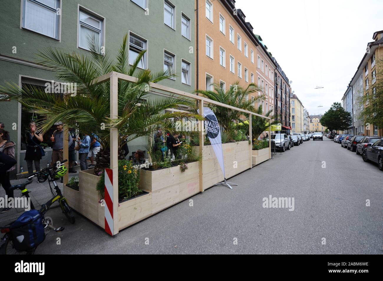 Come parte di un progetto pilota, la città verde iniziativa ambientale a Monaco di Baviera il West End è impostazione libera terrazze all'aperto sul ciglio della strada per due mesi. Il dazio "Parklets' sono con vegetazione e vi invita a sedervi e soffermarsi. [Traduzione automatizzata] Foto Stock