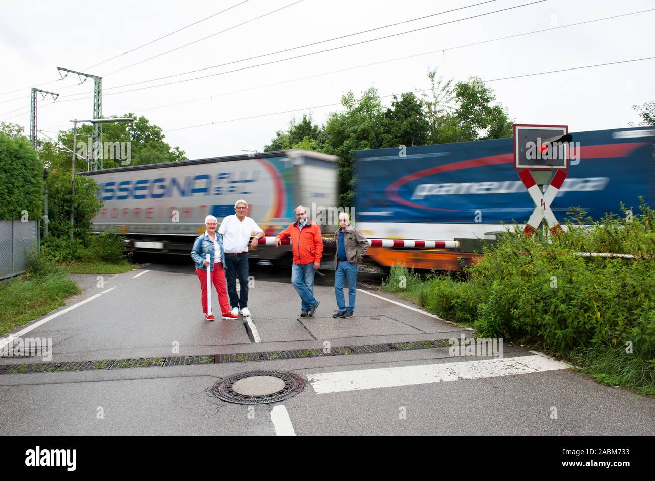 Un treno merci corre attraverso Munich-Trudering direttamente accanto a un edificio residenziale in Xaver-Weismor-Straße. Molti residenti non trovare la nuova traccia il percorso dei Truderinger Spange e Dagflinger Kurve pianificato da DB ottimale. Le persone nella foto sono da sinistra a destra: Katja Filsmeier, Peter Brück, Peter Grotz e Stephan Rehme. Hai idee alternative per la linea ferroviaria. [Traduzione automatizzata] Foto Stock
