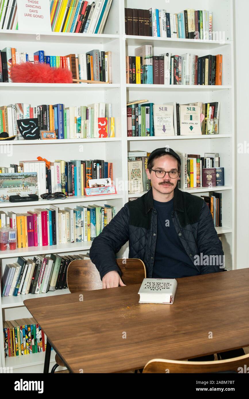 Visita Benjamin Quaderer in Boddingstraße. Il giovane autore di Berlino è alla ricerca di un editore per pubblicare il suo romanzo d'esordio "Forever Alpi". [Traduzione automatizzata] Foto Stock