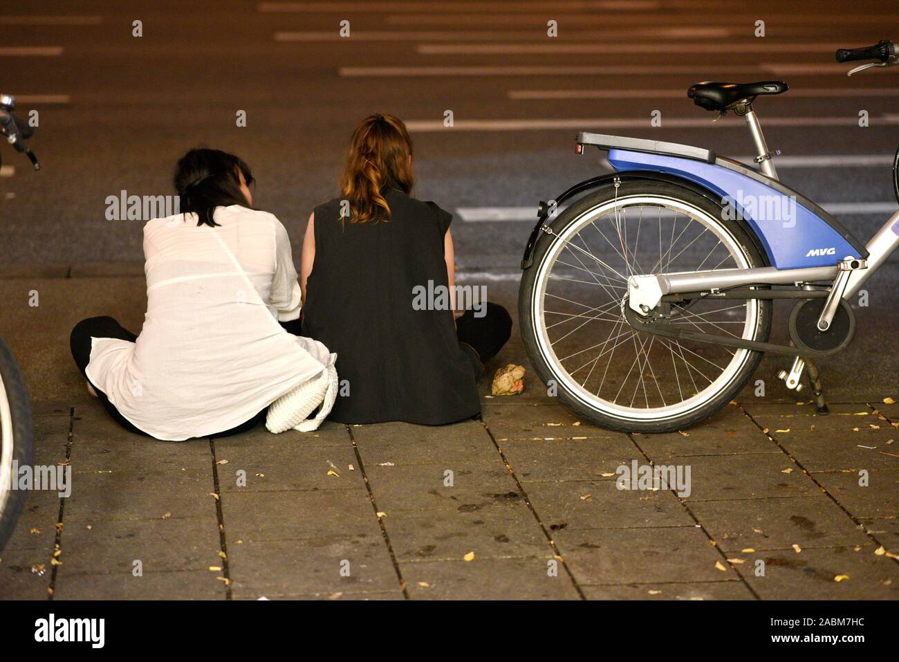 Per il modo in Monaco di notte. [Traduzione automatizzata] Foto Stock