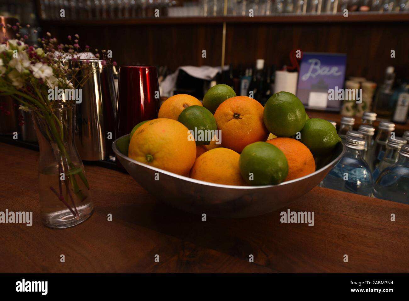 Happy Hour Nella Piccola Gru Un Bar In Neureutherstrasse A Monaco Di Baviera Maxvorstadt Che Incanta Con La Sua 60s Soggiorno Di Charme Traduzione Automatizzata Foto Stock Alamy