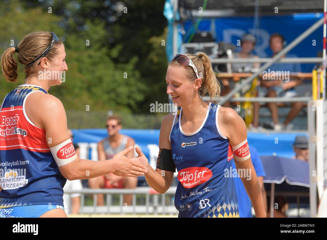 Il beach volley giocatori Sabrina Karnbaum (sinistra) e Natascha Niemczyck (a destra) al campionato bavarese a Monaco di Baviera. [Traduzione automatizzata] Foto Stock