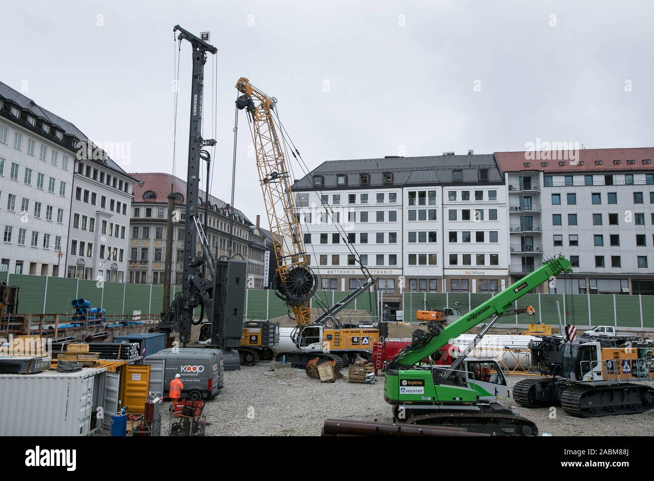 Il lavoro principale per il progetto di S-Bahn arresto della seconda linea di tronco di due anni e mezzo dopo la clamorosa cerimonia inizia con grandi attrezzature da costruzione. [Traduzione automatizzata] Foto Stock