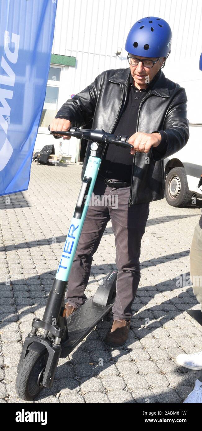 SPD assessore Offman Mariano pratiche su un pedale elettrico scooter sul livello di locali a Garching. [Traduzione automatizzata] Foto Stock