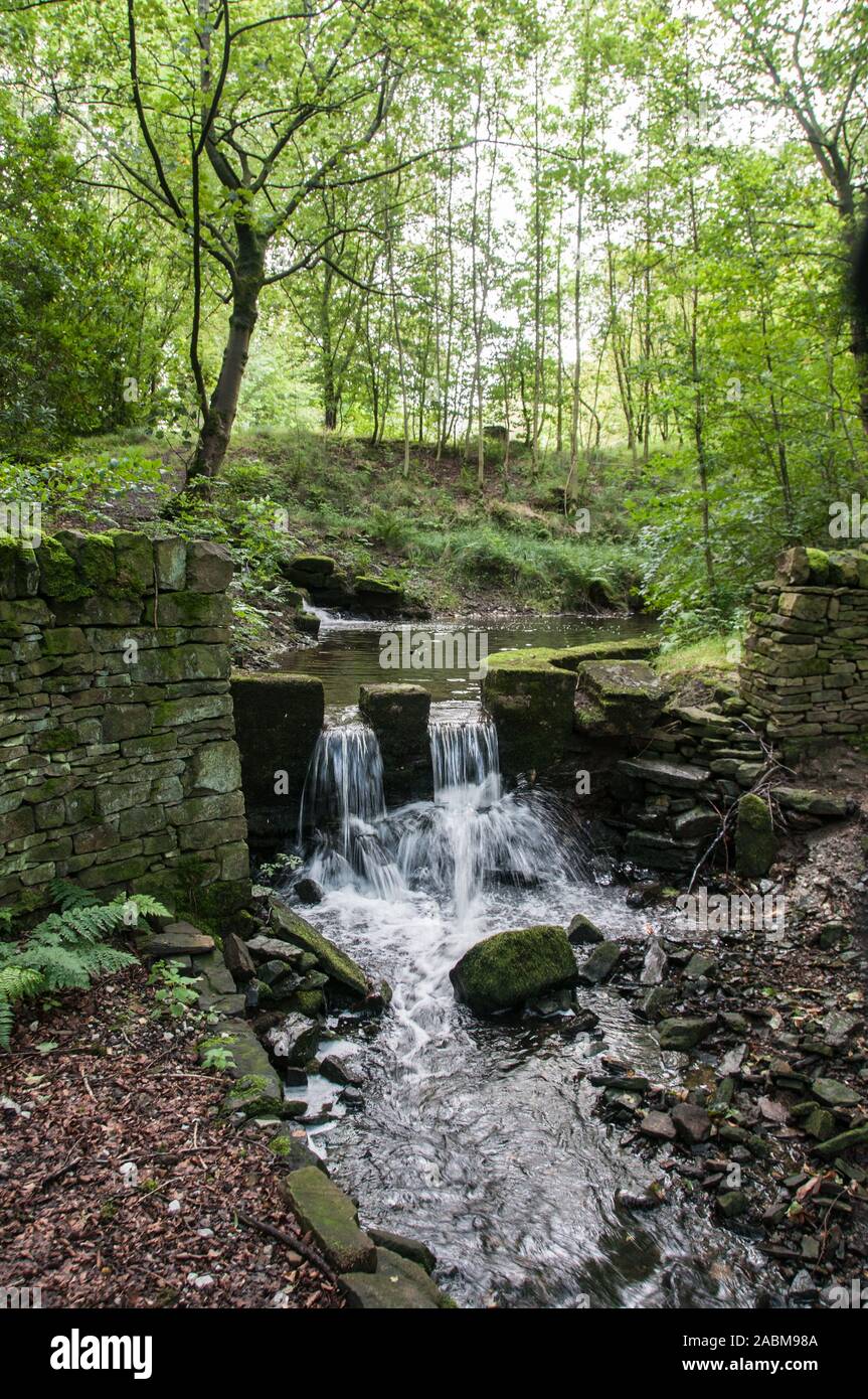 Intorno al Regno Unito - West Yorkshire su mori sopra Todmorden. Controllo dell'acqua per l'ex mulini giù nella valle. Alimentazione di flussi in stagni di mulino . Foto Stock